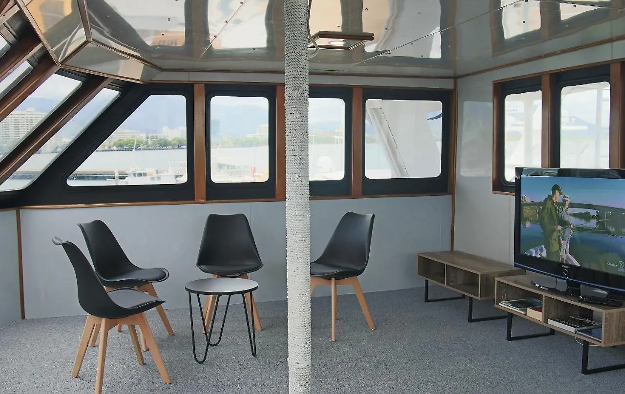Boatel Cairns Otel
