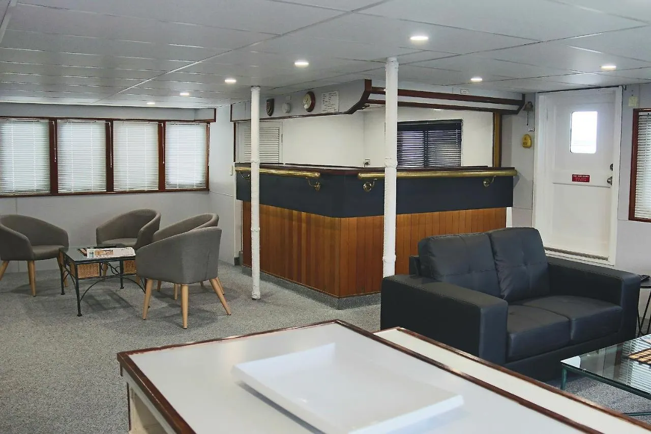 Boatel Cairns Otel