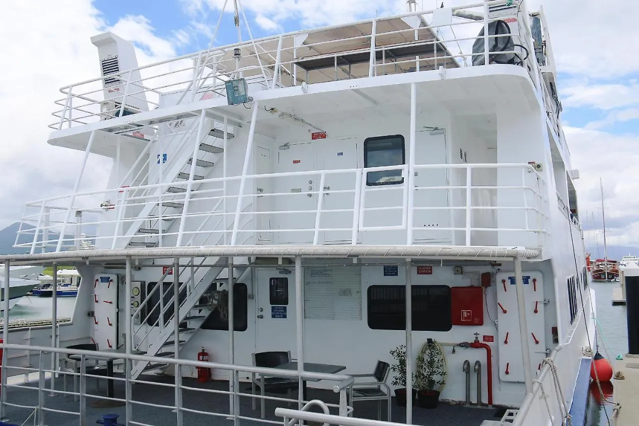 Boatel Cairns Otel 3*,