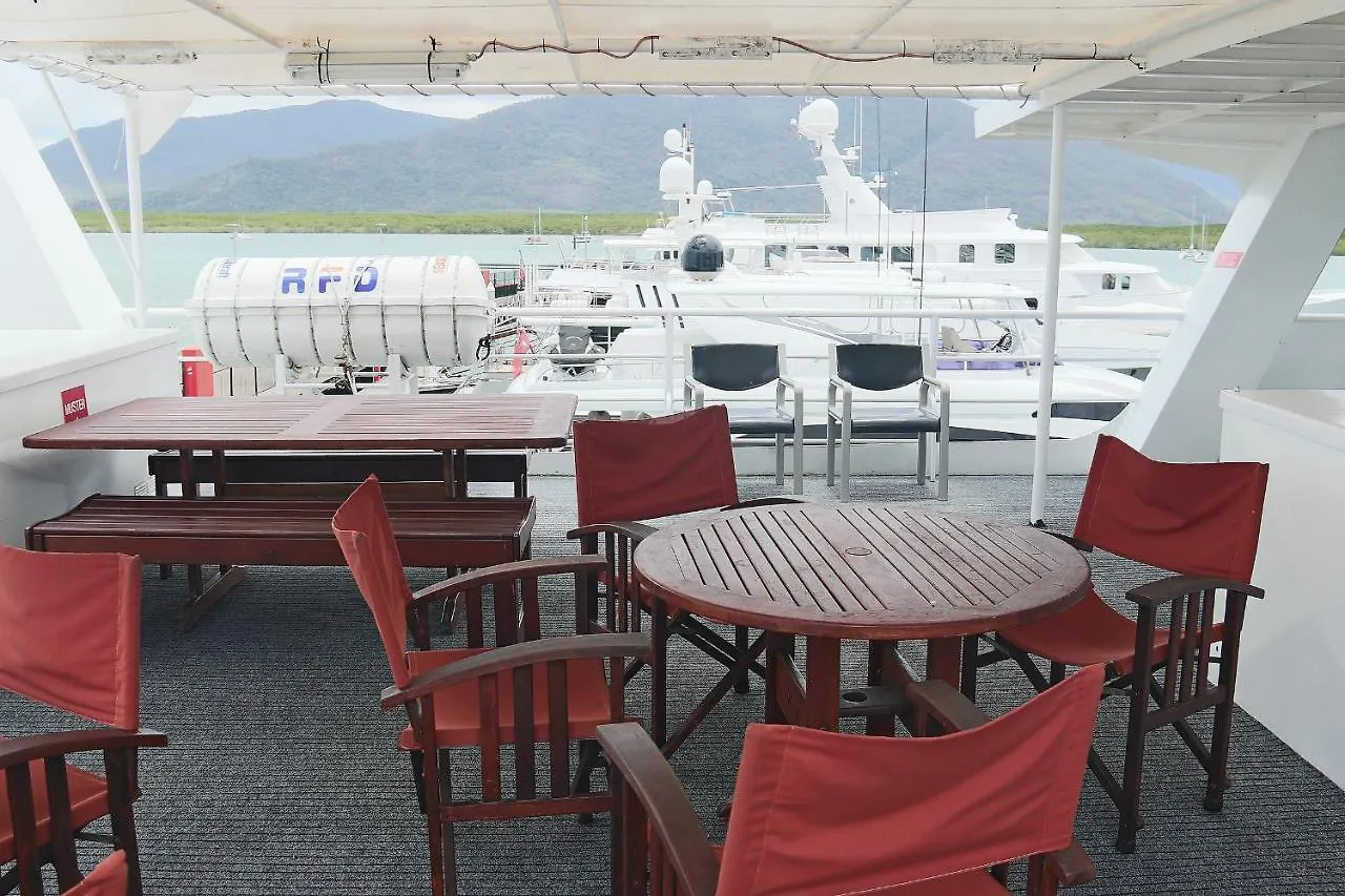 Boatel Cairns Otel